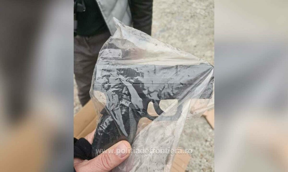 Arsenalul unui turc, oprit la Calafat. Avea 131 de pistoale letale, încărcătoare și tutun mărunțit, ascunse între paleți - Imaginea 1