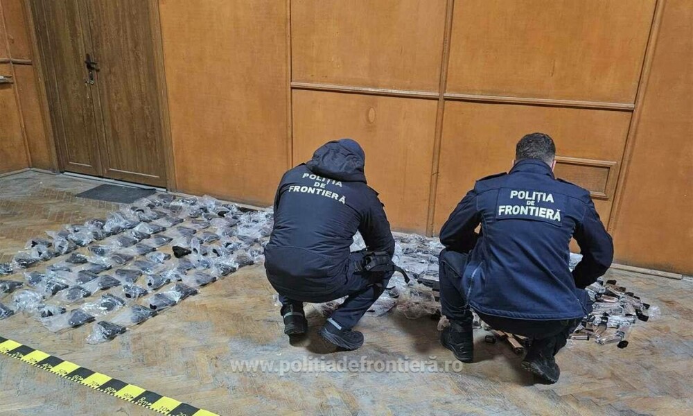 Arsenalul unui turc, oprit la Calafat. Avea 131 de pistoale letale, încărcătoare și tutun mărunțit, ascunse între paleți - Imaginea 3