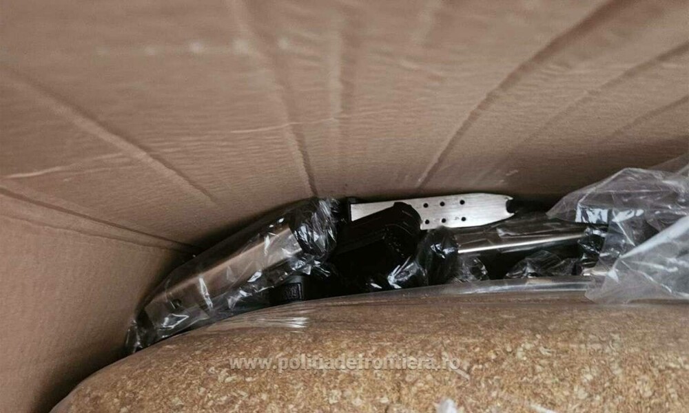 Arsenalul unui turc, oprit la Calafat. Avea 131 de pistoale letale, încărcătoare și tutun mărunțit, ascunse între paleți - Imaginea 4