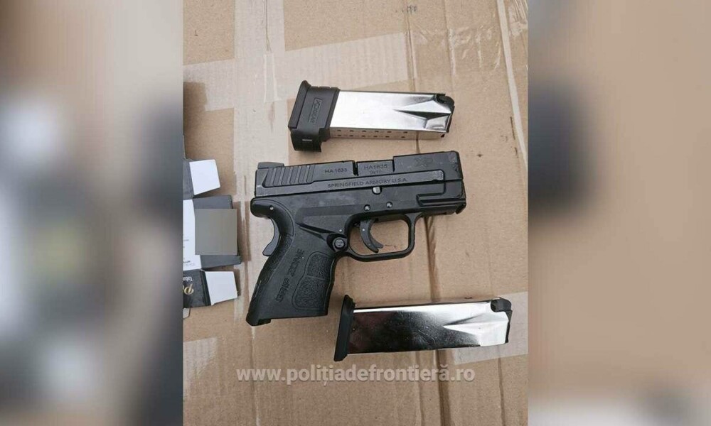 Arsenalul unui turc, oprit la Calafat. Avea 131 de pistoale letale, încărcătoare și tutun mărunțit, ascunse între paleți - Imaginea 5