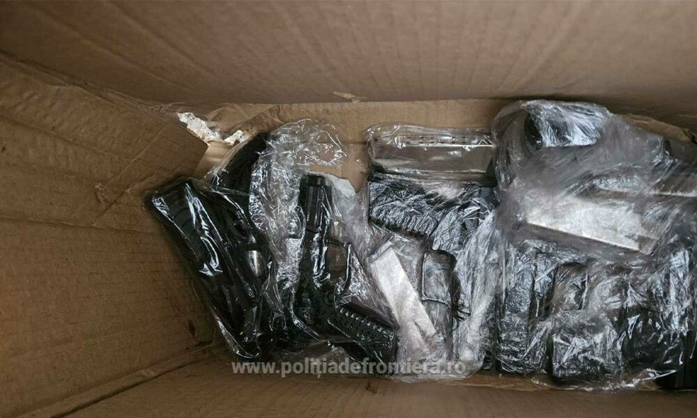 Arsenalul unui turc, oprit la Calafat. Avea 131 de pistoale letale, încărcătoare și tutun mărunțit, ascunse între paleți - Imaginea 6