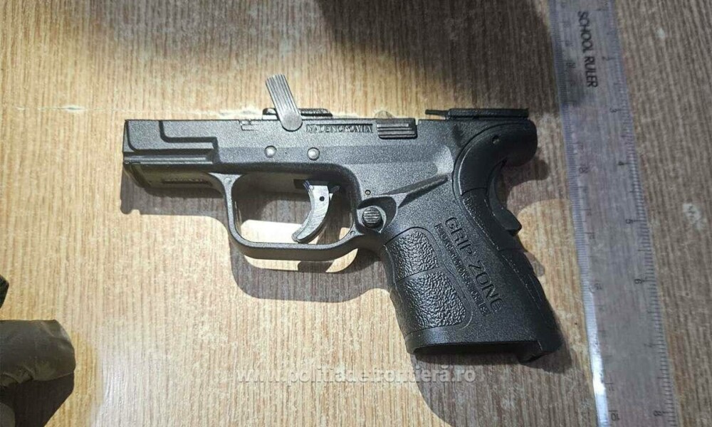 Arsenalul unui turc, oprit la Calafat. Avea 131 de pistoale letale, încărcătoare și tutun mărunțit, ascunse între paleți - Imaginea 8