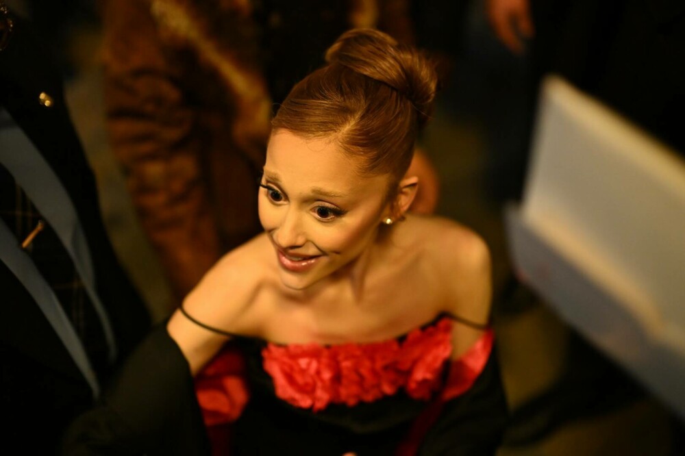 Ariana Grande, apariție plină de eleganță la Opera din Paris alături de colegii din filmul „Wicked”. GALERIE FOTO - Imaginea 1