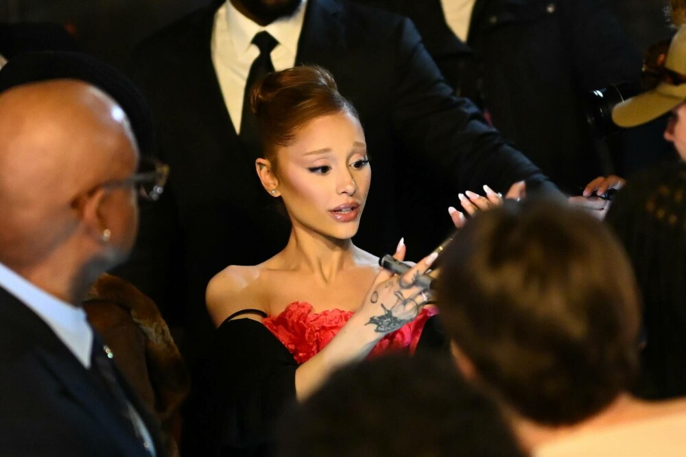 Ariana Grande, apariție plină de eleganță la Opera din Paris alături de colegii din filmul „Wicked”. GALERIE FOTO - Imaginea 2