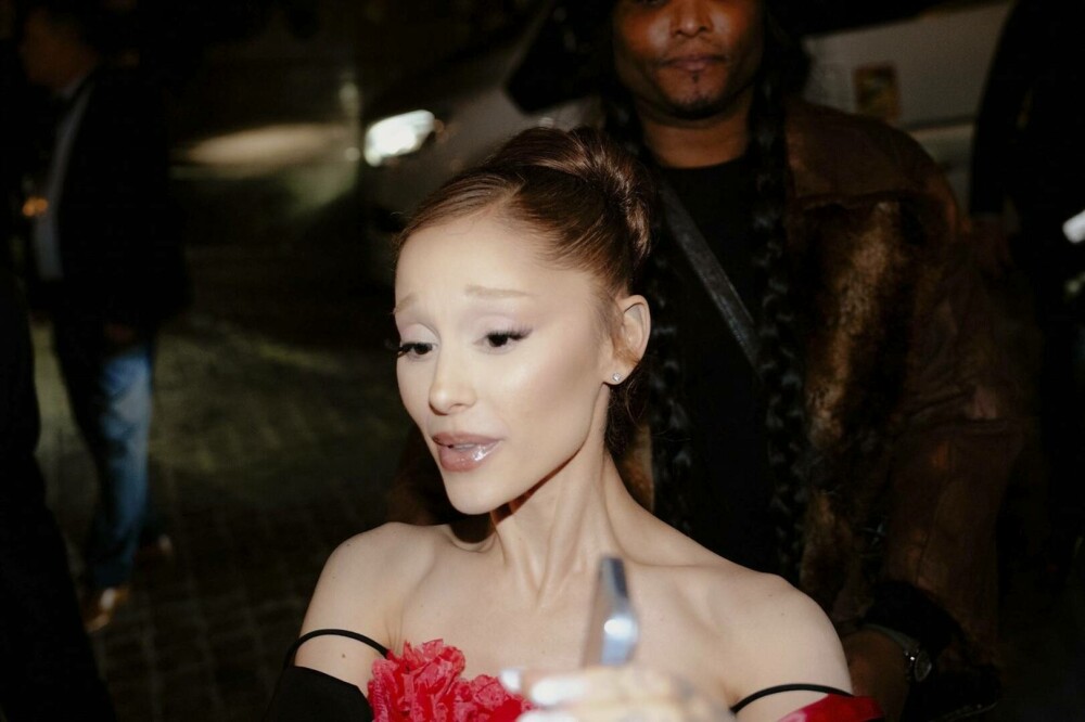 Ariana Grande, apariție plină de eleganță la Opera din Paris alături de colegii din filmul „Wicked”. GALERIE FOTO - Imaginea 3