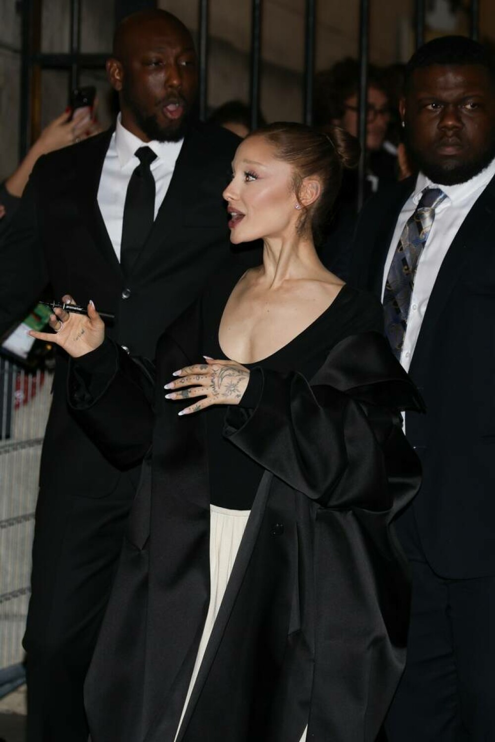 Ariana Grande, apariție plină de eleganță la Opera din Paris alături de colegii din filmul „Wicked”. GALERIE FOTO - Imaginea 5