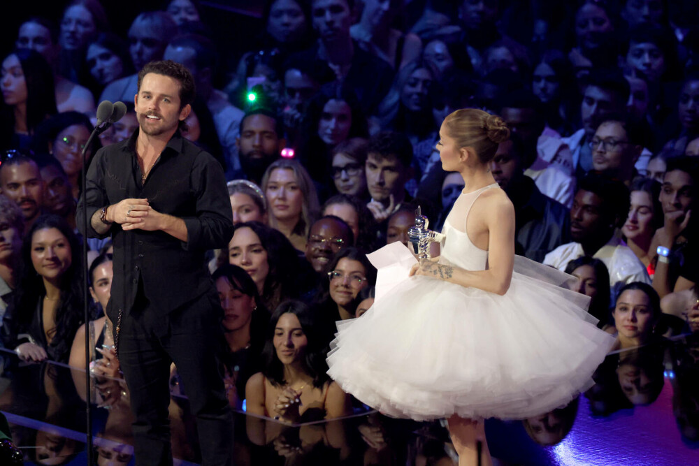 Ariana Grande, apariție plină de eleganță la Opera din Paris alături de colegii din filmul „Wicked”. GALERIE FOTO - Imaginea 6