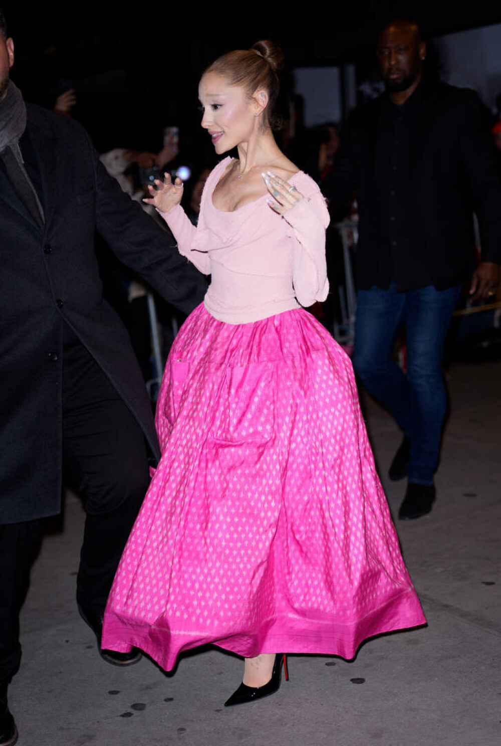 Ariana Grande, apariție plină de eleganță la Opera din Paris alături de colegii din filmul „Wicked”. GALERIE FOTO - Imaginea 17