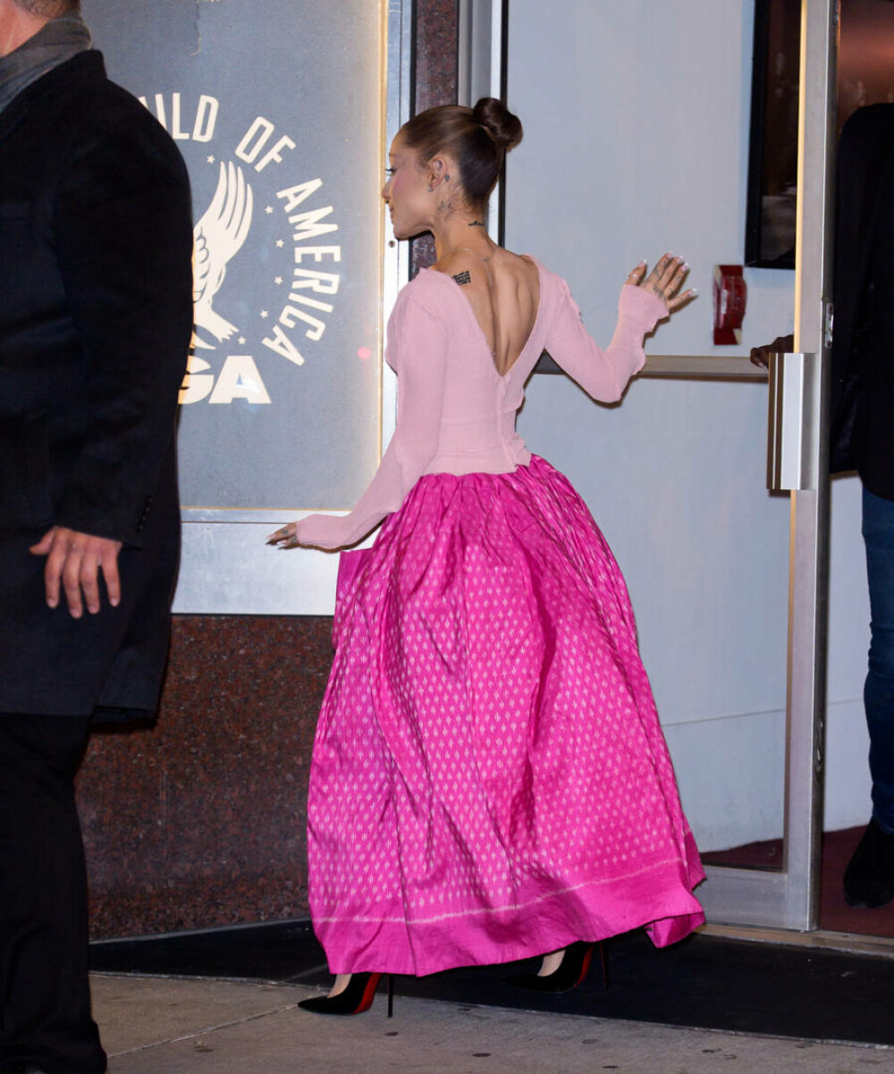 Ariana Grande, apariție plină de eleganță la Opera din Paris alături de colegii din filmul „Wicked”. GALERIE FOTO - Imaginea 18