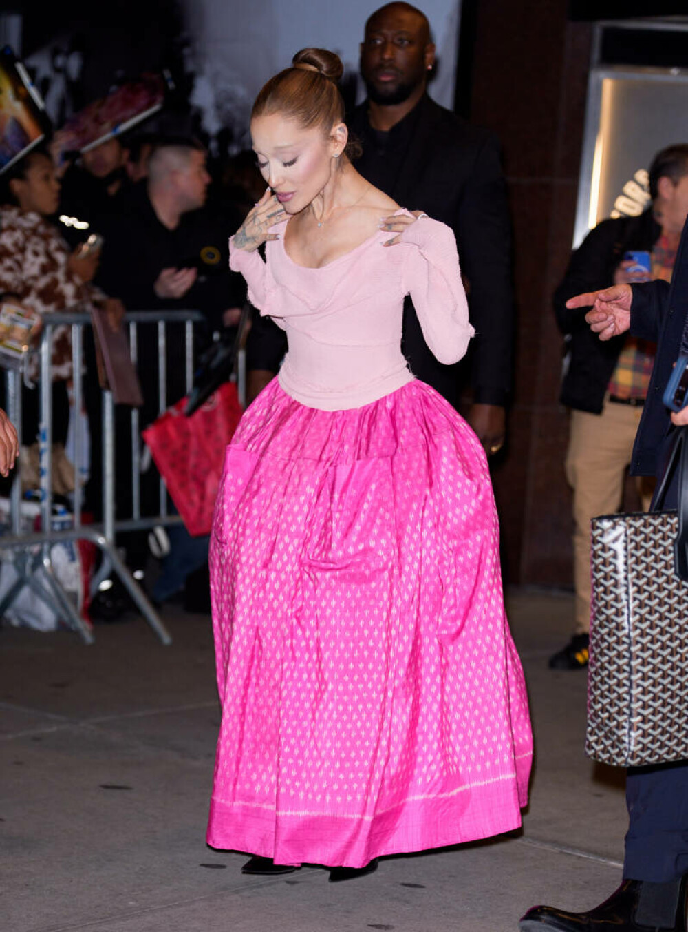 Ariana Grande, apariție plină de eleganță la Opera din Paris alături de colegii din filmul „Wicked”. GALERIE FOTO - Imaginea 19