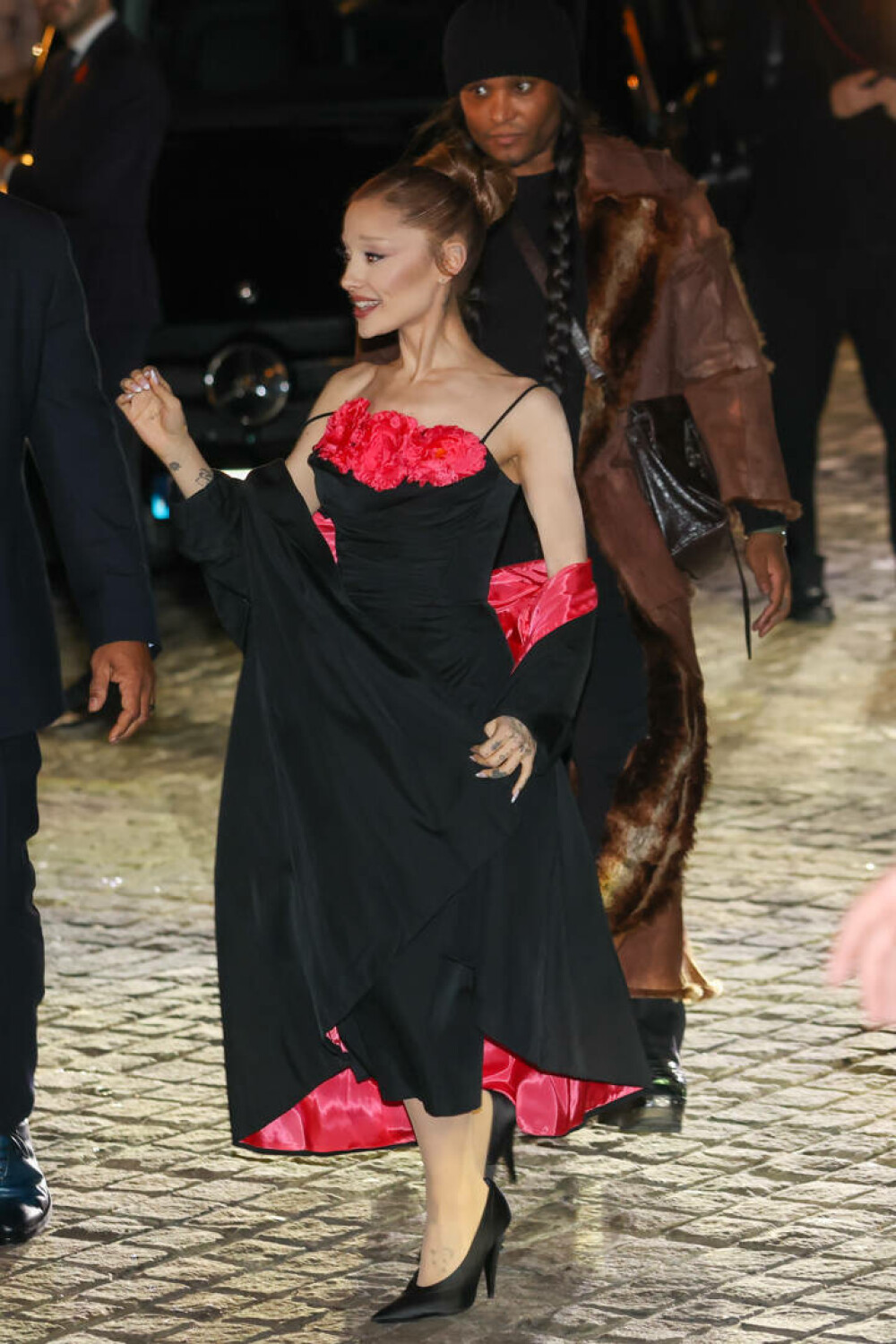 Ariana Grande, apariție plină de eleganță la Opera din Paris alături de colegii din filmul „Wicked”. GALERIE FOTO - Imaginea 20