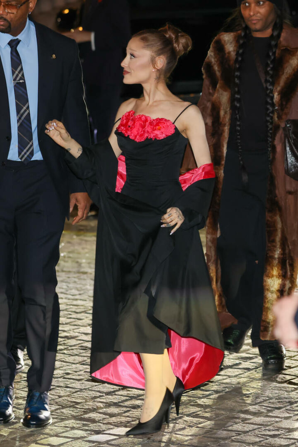 Ariana Grande, apariție plină de eleganță la Opera din Paris alături de colegii din filmul „Wicked”. GALERIE FOTO - Imaginea 21