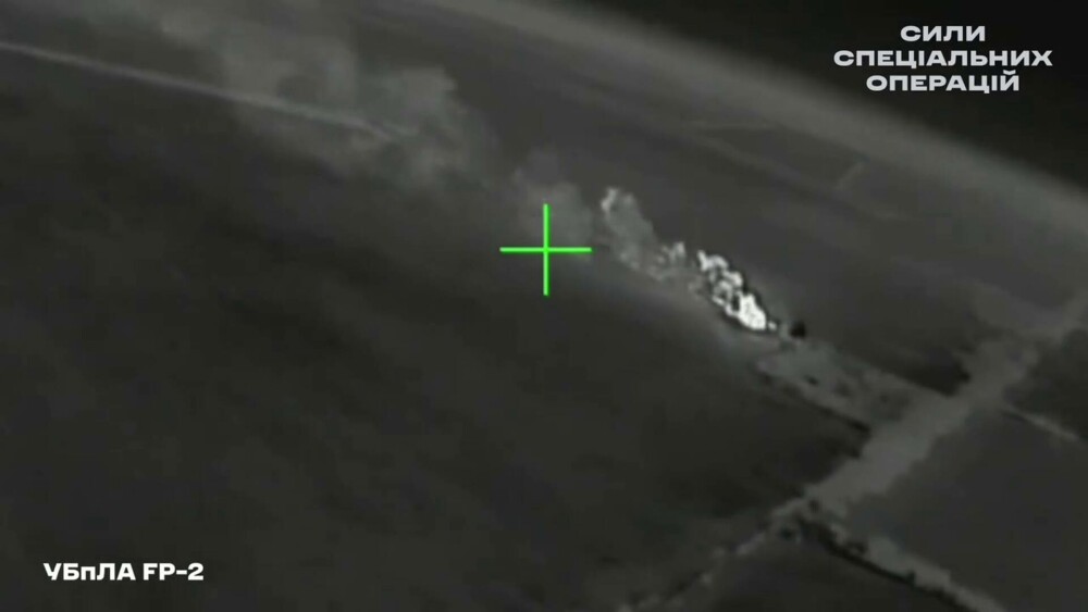 VIDEO. Ucrainenii au nimicit arma lui Putin de un miliard de euro. Momentul în care dronele distrug lansatorul S-400 „Triumf” - Imaginea 3