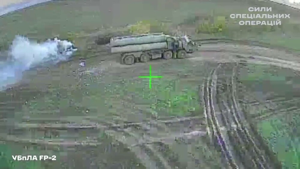 VIDEO. Ucrainenii au nimicit arma lui Putin de un miliard de euro. Momentul în care dronele distrug lansatorul S-400 „Triumf” - Imaginea 4