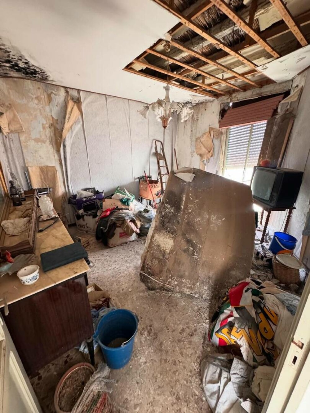 Un bărbat a cumpărat una dintre renumitele locuințe la un euro din Sicilia. Ce a descoperit: „S-a plătit practic singură” - Imaginea 13