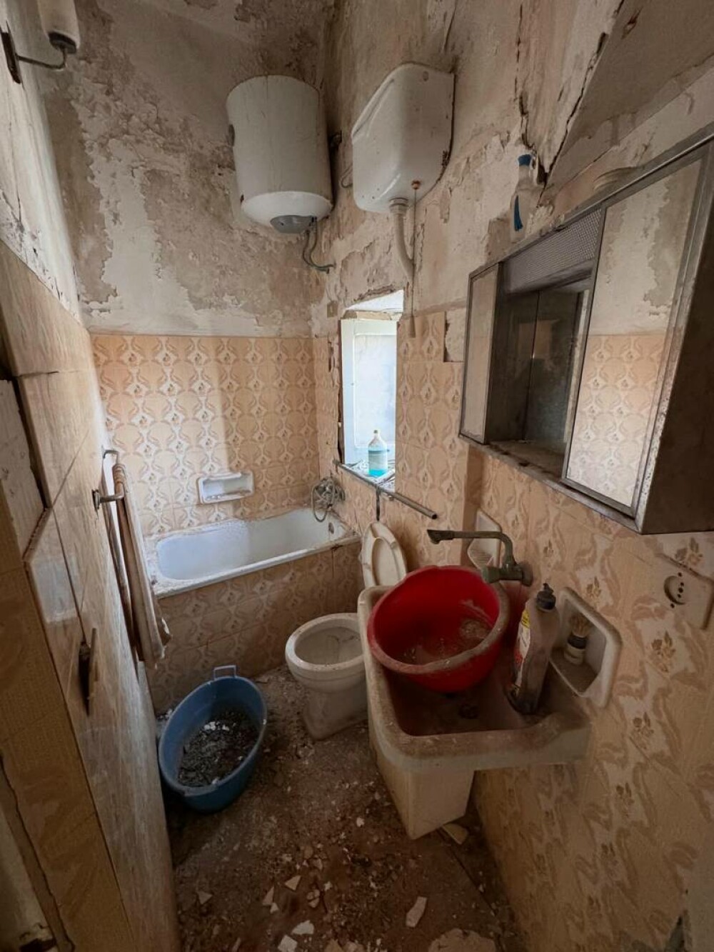 Un bărbat a cumpărat una dintre renumitele locuințe la un euro din Sicilia. Ce a descoperit: „S-a plătit practic singură” - Imaginea 5