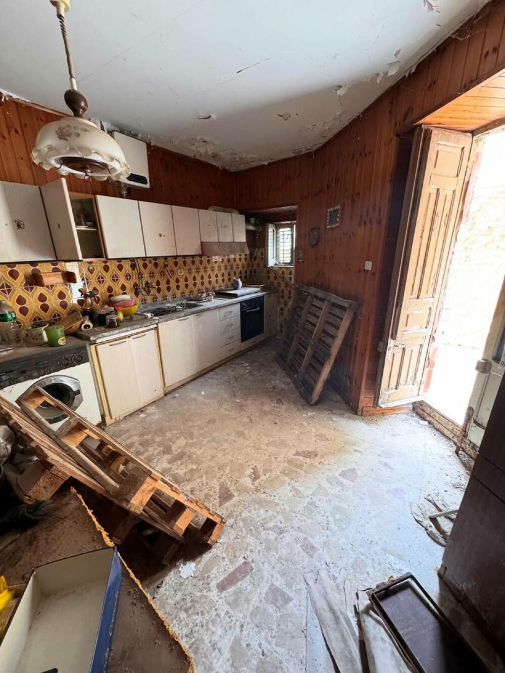 Un bărbat a cumpărat una dintre renumitele locuințe la un euro din Sicilia. Ce a descoperit: „S-a plătit practic singură” - Imaginea 9