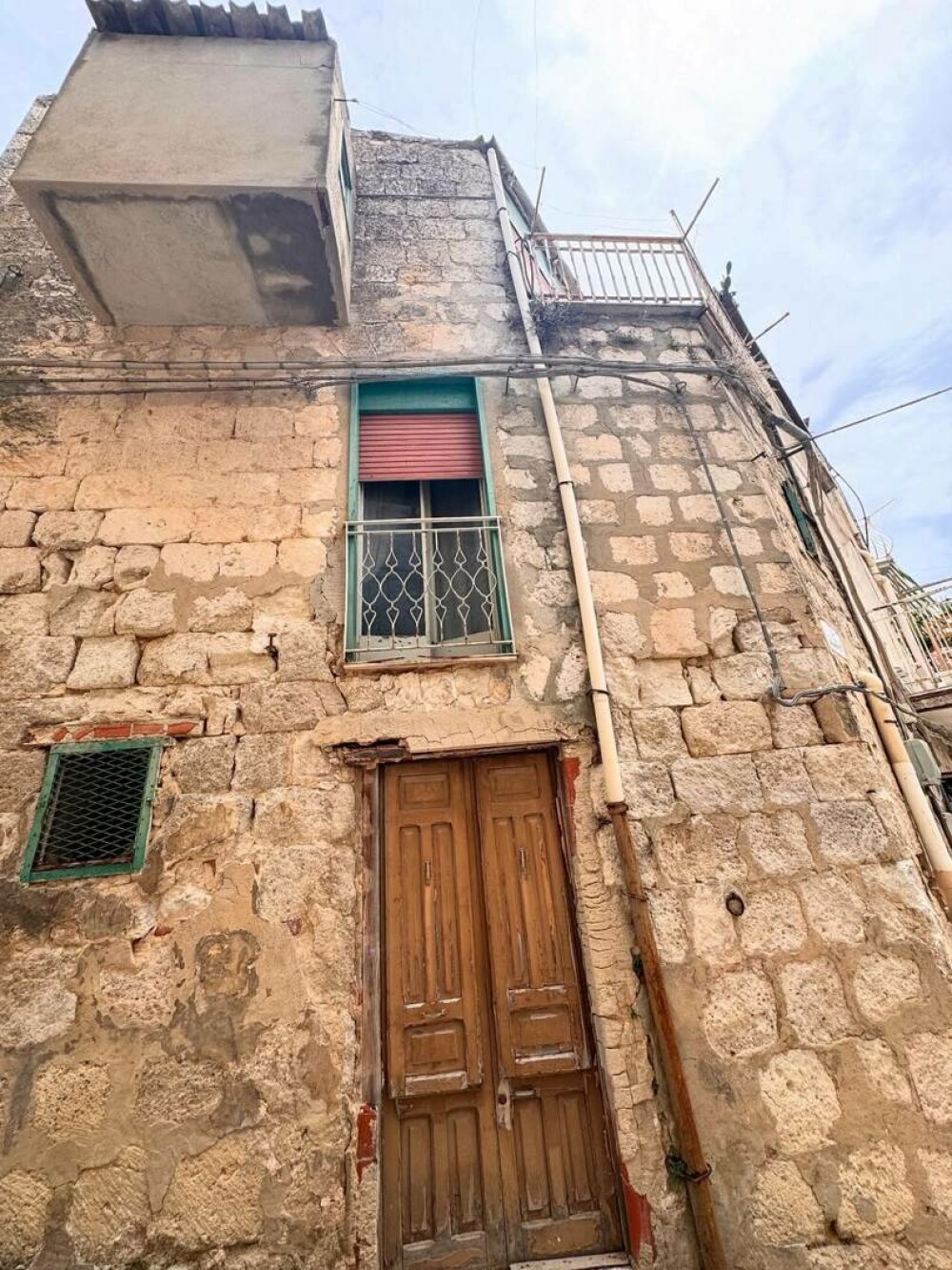 Un bărbat a cumpărat una dintre renumitele locuințe la un euro din Sicilia. Ce a descoperit: „S-a plătit practic singură” - Imaginea 10