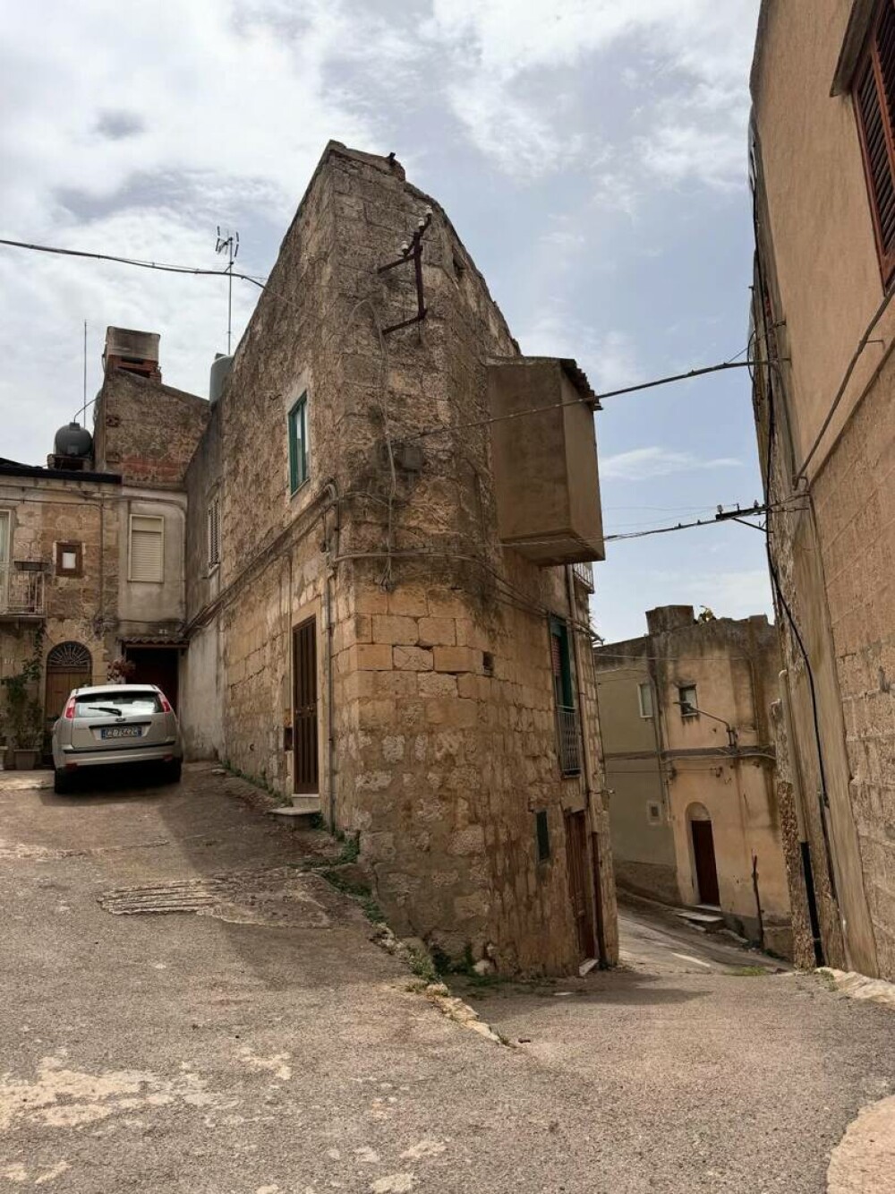 Un bărbat a cumpărat una dintre renumitele locuințe la un euro din Sicilia. Ce a descoperit: „S-a plătit practic singură” - Imaginea 11