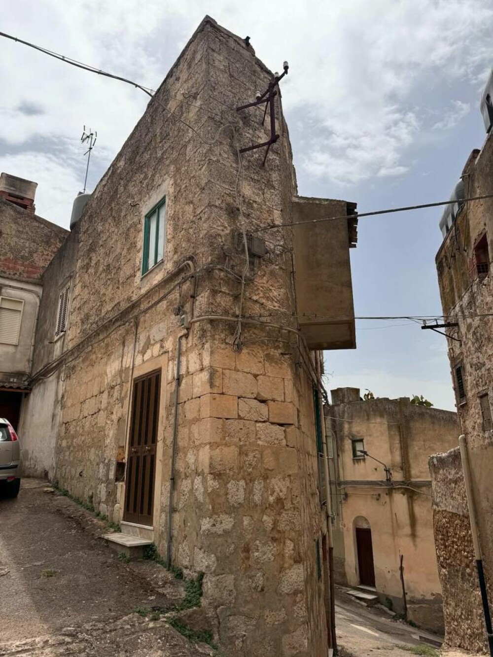 Un bărbat a cumpărat una dintre renumitele locuințe la un euro din Sicilia. Ce a descoperit: „S-a plătit practic singură” - Imaginea 12