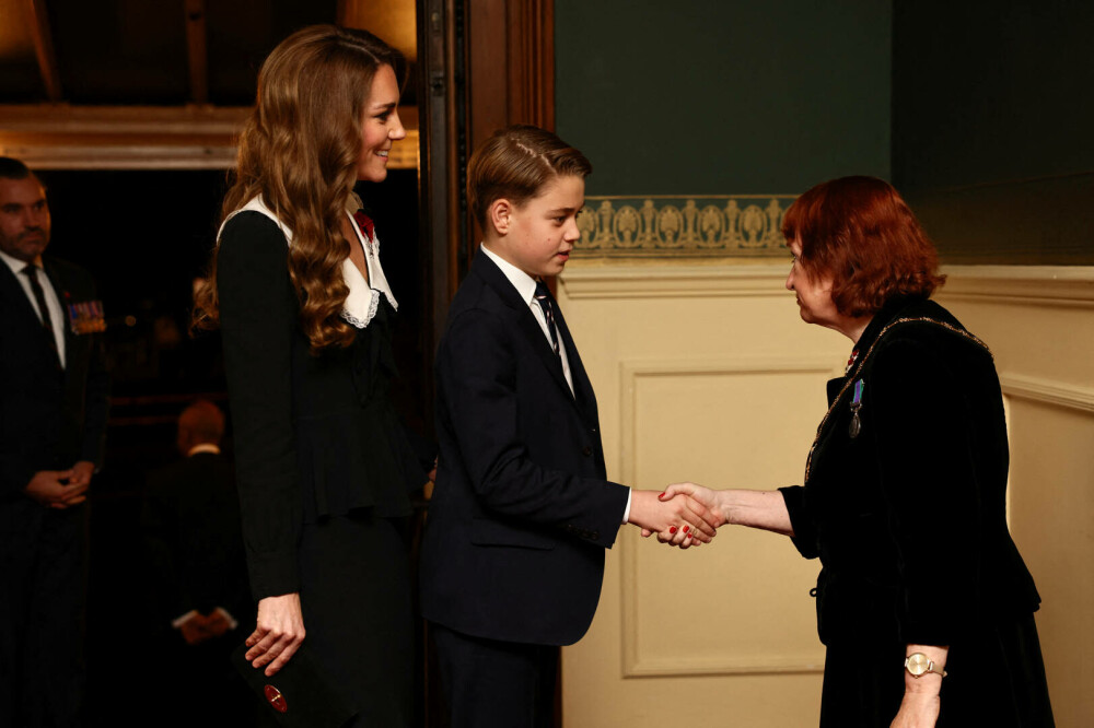 Prințesa Kate, apariție elegantă alături de Prințul George la ceremonia dedicată Zilei Comemorării. GALERIE FOTO - Imaginea 2