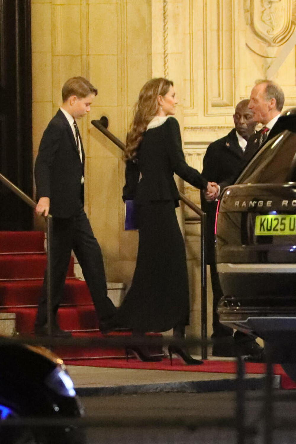 Prințesa Kate, apariție elegantă alături de Prințul George la ceremonia dedicată Zilei Comemorării. GALERIE FOTO - Imaginea 10