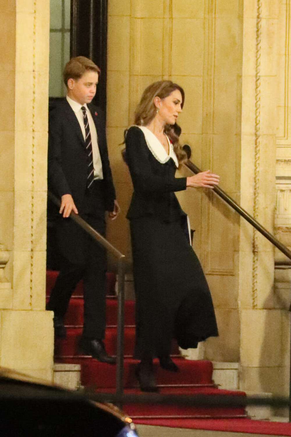 Prințesa Kate, apariție elegantă alături de Prințul George la ceremonia dedicată Zilei Comemorării. GALERIE FOTO - Imaginea 11