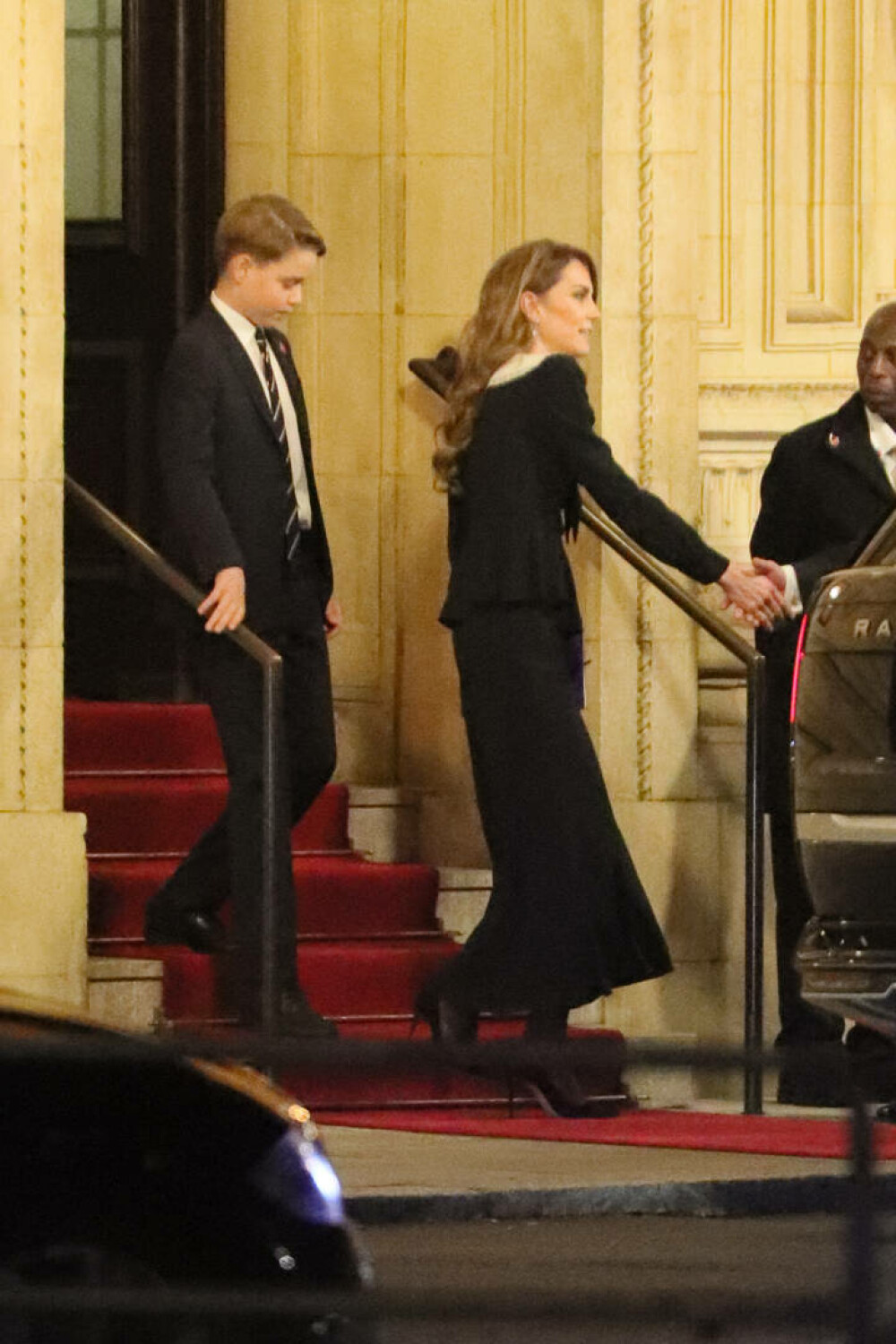 Prințesa Kate, apariție elegantă alături de Prințul George la ceremonia dedicată Zilei Comemorării. GALERIE FOTO - Imaginea 12