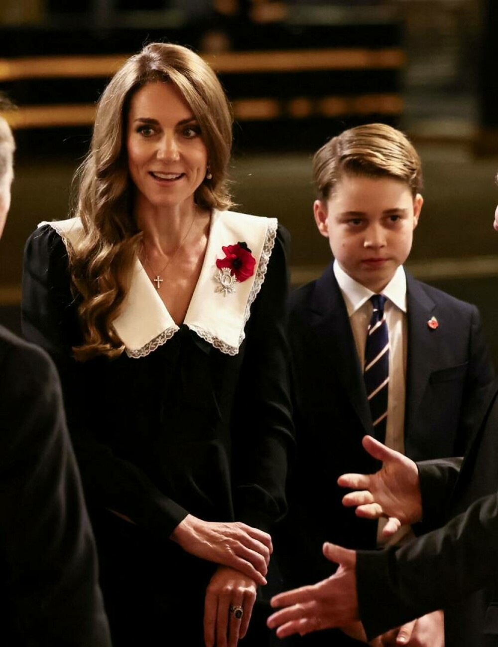 Prințesa Kate, apariție elegantă alături de Prințul George la ceremonia dedicată Zilei Comemorării. GALERIE FOTO - Imaginea 17
