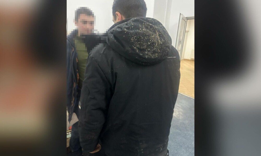 Percheziții în Poienile de sub Munte, Maramureș. Doi frați reținuți pentru trafic de migranți ucraineni. FOTO - Imaginea 1