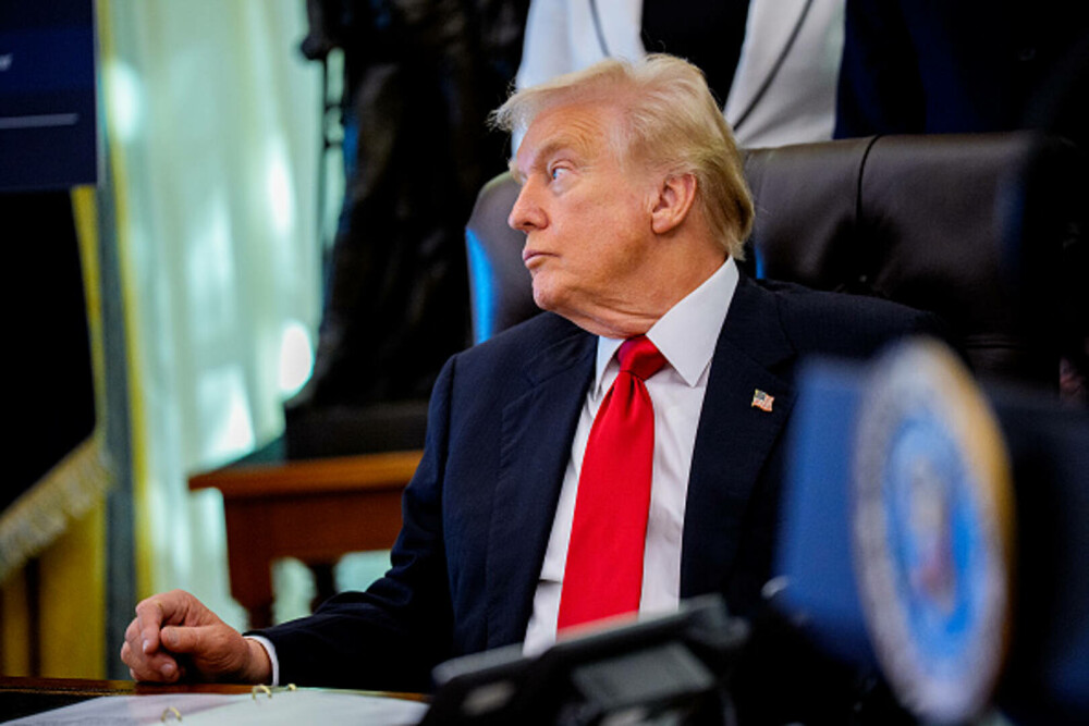 Imagini virale cu Donald Trump în Biroul Oval, în timpul unor declaraţii: „Somnorosul Don s-a întors”. FOTO & VIDEO - Imaginea 22