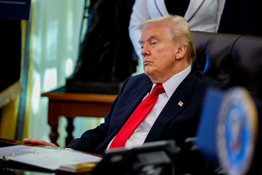 Imagini virale cu Donald Trump în Biroul Oval, în timpul unor declaraţii: „Somnorosul Don s-a întors”. FOTO & VIDEO - Imaginea 16