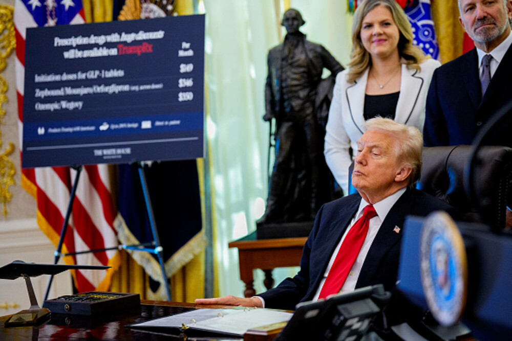 Imagini virale cu Donald Trump în Biroul Oval, în timpul unor declaraţii: „Somnorosul Don s-a întors”. FOTO & VIDEO - Imaginea 17