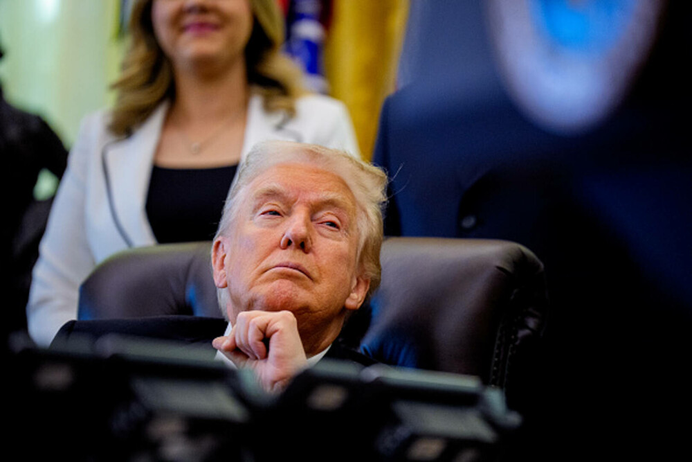 Imagini virale cu Donald Trump în Biroul Oval, în timpul unor declaraţii: „Somnorosul Don s-a întors”. FOTO & VIDEO - Imaginea 18