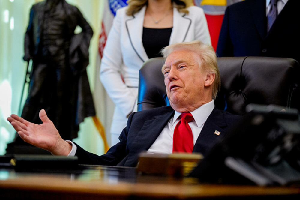 Imagini virale cu Donald Trump în Biroul Oval, în timpul unor declaraţii: „Somnorosul Don s-a întors”. FOTO & VIDEO - Imaginea 19