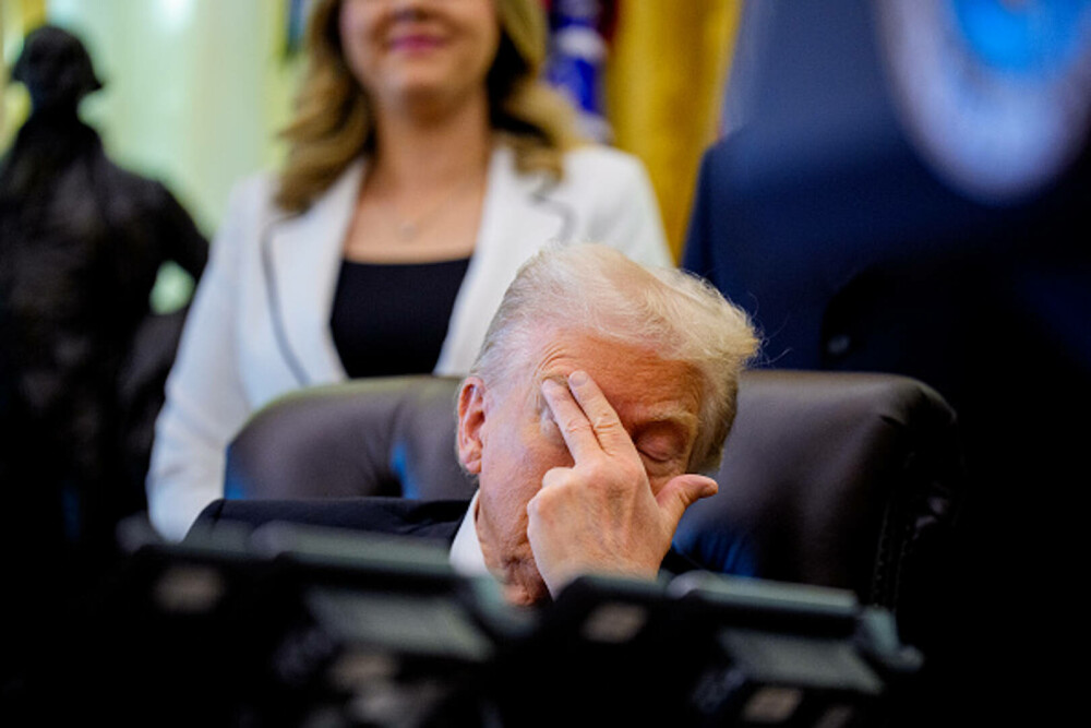 Imagini virale cu Donald Trump în Biroul Oval, în timpul unor declaraţii: „Somnorosul Don s-a întors”. FOTO & VIDEO - Imaginea 2