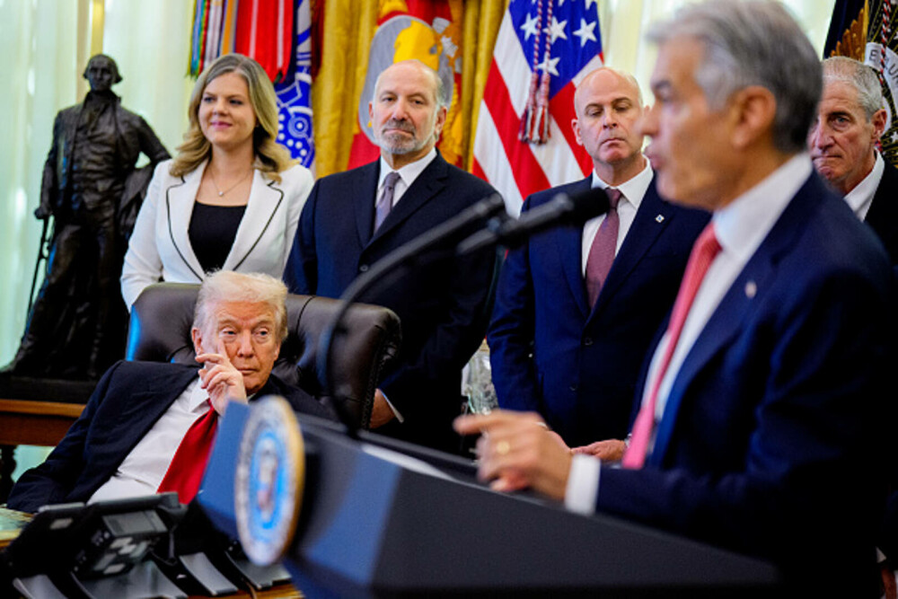 Imagini virale cu Donald Trump în Biroul Oval, în timpul unor declaraţii: „Somnorosul Don s-a întors”. FOTO & VIDEO - Imaginea 10