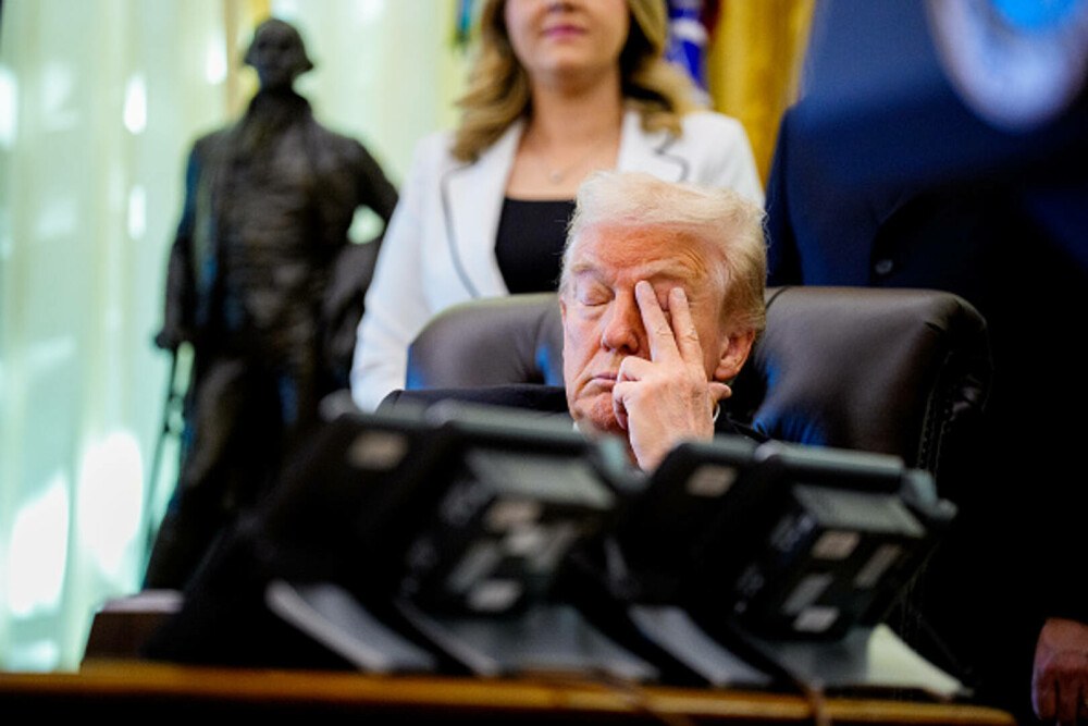 Imagini virale cu Donald Trump în Biroul Oval, în timpul unor declaraţii: „Somnorosul Don s-a întors”. FOTO & VIDEO - Imaginea 11
