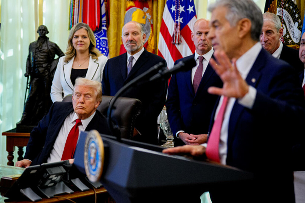 Imagini virale cu Donald Trump în Biroul Oval, în timpul unor declaraţii: „Somnorosul Don s-a întors”. FOTO & VIDEO - Imaginea 13