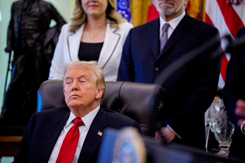 Imagini virale cu Donald Trump în Biroul Oval, în timpul unor declaraţii: „Somnorosul Don s-a întors”. FOTO & VIDEO - Imaginea 5