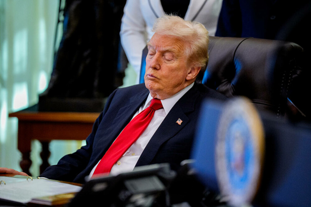 Imagini virale cu Donald Trump în Biroul Oval, în timpul unor declaraţii: „Somnorosul Don s-a întors”. FOTO & VIDEO - Imaginea 7