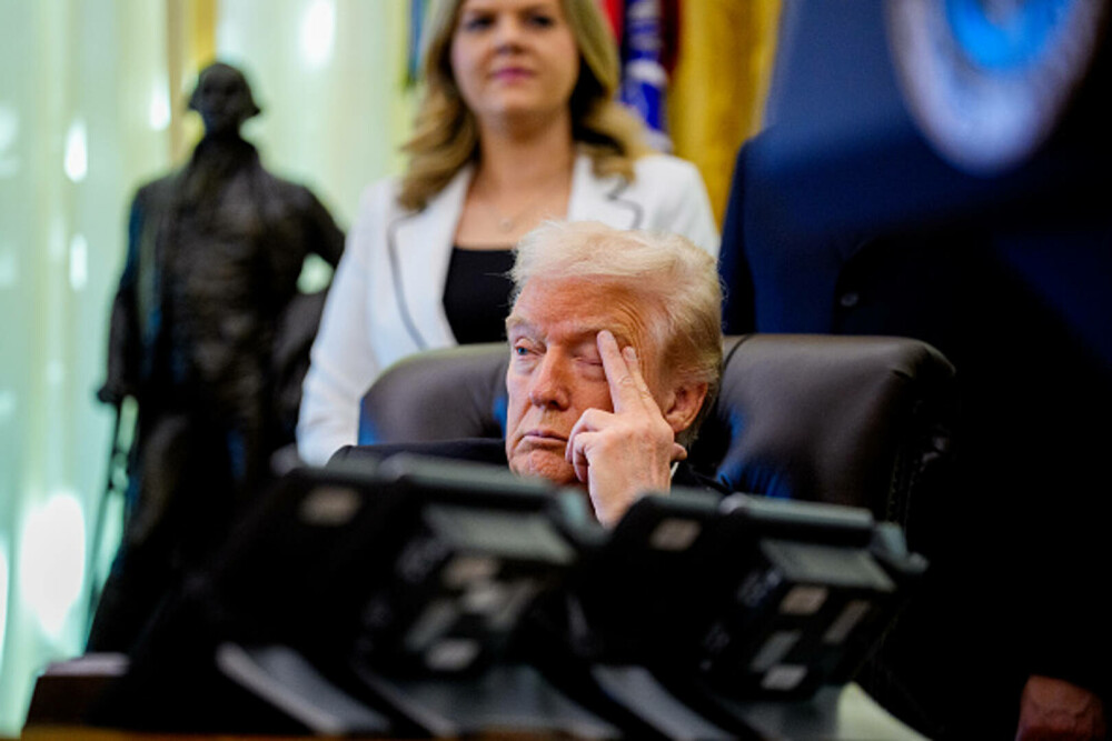 Imagini virale cu Donald Trump în Biroul Oval, în timpul unor declaraţii: „Somnorosul Don s-a întors”. FOTO & VIDEO - Imaginea 8