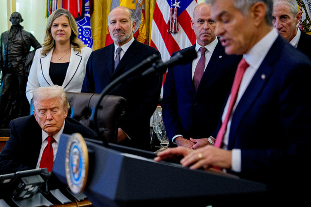 Imagini virale cu Donald Trump în Biroul Oval, în timpul unor declaraţii: „Somnorosul Don s-a întors”. FOTO & VIDEO - Imaginea 9