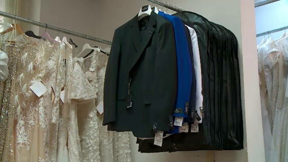 Fiscul licitează la preț de chilipir tot mai multe bunuri confiscate. Cât costă o rochie nouă de mireasă - Imaginea 2