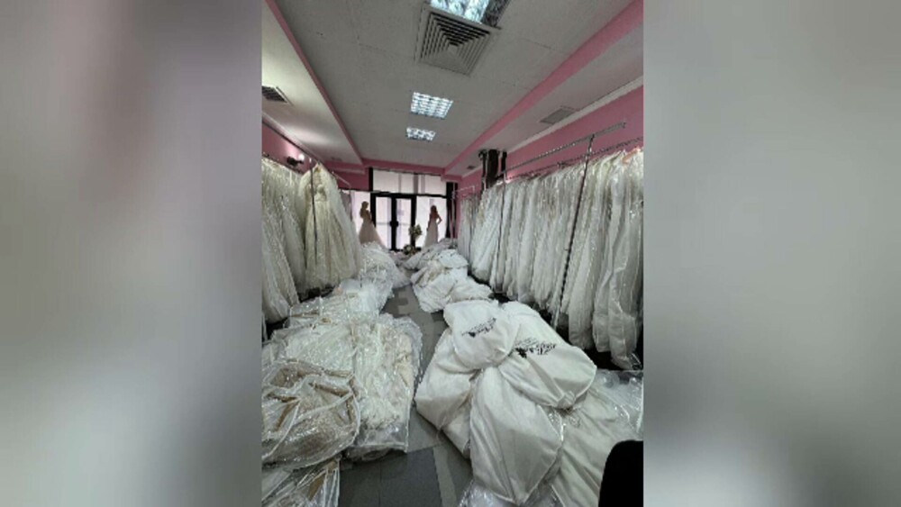 Fiscul licitează la preț de chilipir tot mai multe bunuri confiscate. Cât costă o rochie nouă de mireasă - Imaginea 1