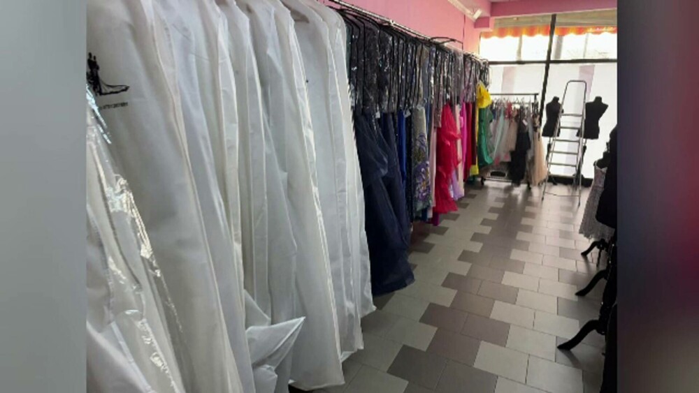 Fiscul licitează la preț de chilipir tot mai multe bunuri confiscate. Cât costă o rochie nouă de mireasă - Imaginea 6