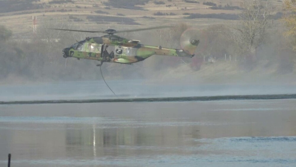 Militarii NATO au transformat râul Mureș într-un câmp de luptă. Un pod pentru tancuri, construit de soldați din trei țări - Imaginea 3