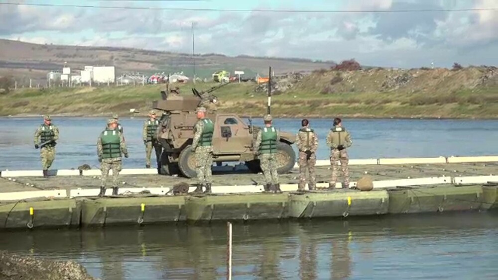 Militarii NATO au transformat râul Mureș într-un câmp de luptă. Un pod pentru tancuri, construit de soldați din trei țări - Imaginea 2