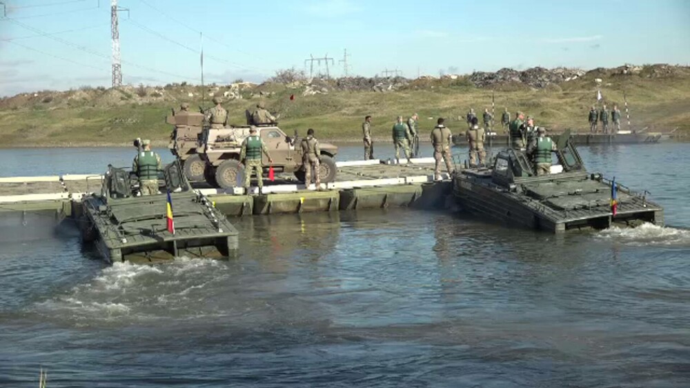 Militarii NATO au transformat râul Mureș într-un câmp de luptă. Un pod pentru tancuri, construit de soldați din trei țări - Imaginea 1