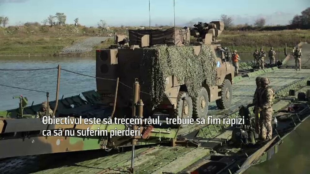 Militarii NATO au transformat râul Mureș într-un câmp de luptă. Un pod pentru tancuri, construit de soldați din trei țări - Imaginea 4